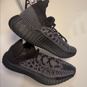 Lightly used Yeezy Boost 350 V2. sz 11 black/grey